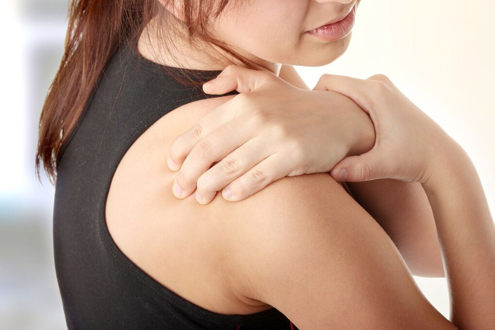 Цервикалната остеохондроза може да бъде придружена от болка в раменете