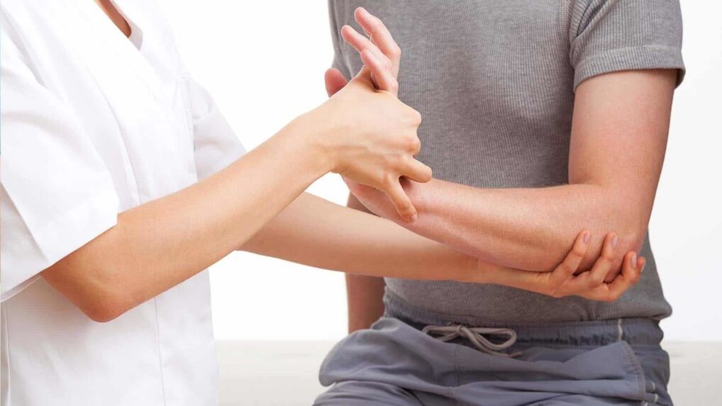 лекар, преглеждащ ръка с артрит